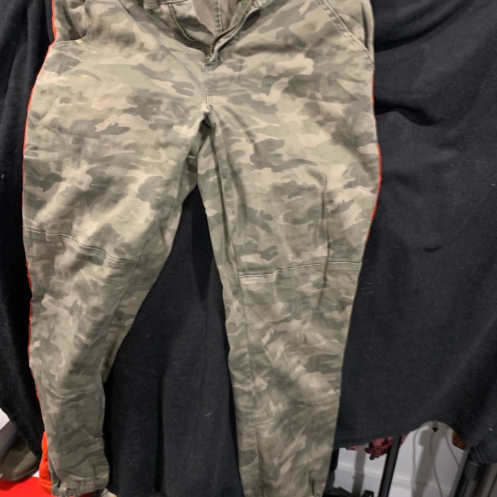 Green camouflage cropped pants 👖